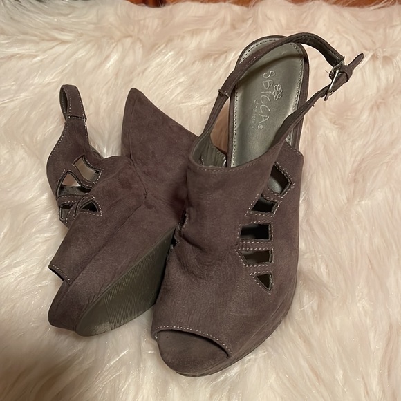 3 for 1 pairs of shoes - Picture 3 of 5